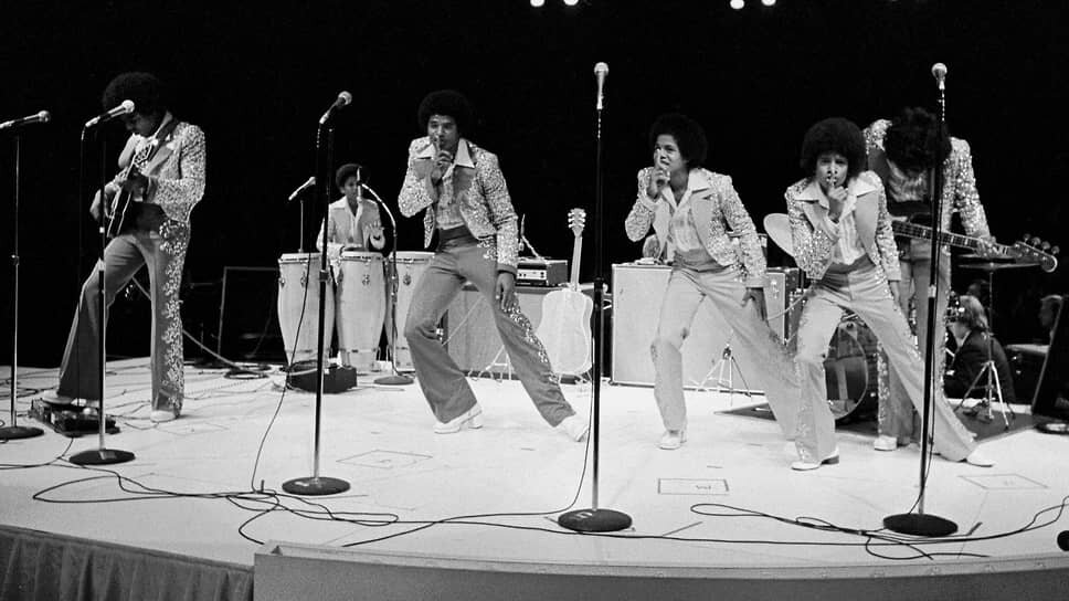    В 1964 году отец Майкла Джозеф создал семейную группу Jackson 5, вокалистом в которой стал будущий «король поп-музыки» Allen Fredrickson/Reuters