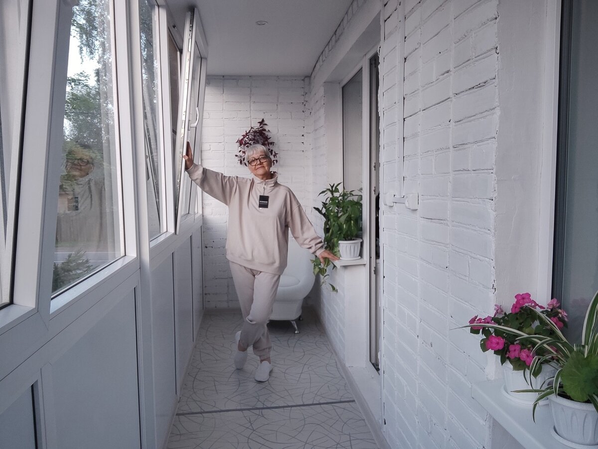 жизнь хороша) и жить хорошо)