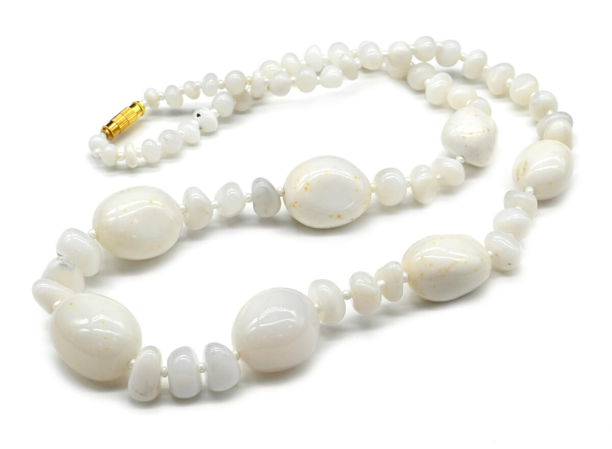 Бусы из кахолонга. Месторождение в Калмыкии (Россия). Длина: 62 см, вес: 110 грамм. Цена в розничных магазинах может начинаться от 7 900 рублей. Фотографы: Алашова Е.И., Тарынин А.С.