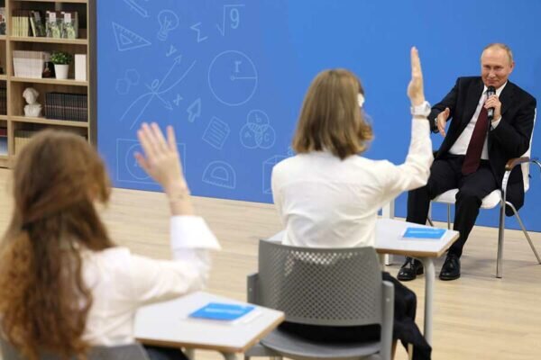    В прошлом году Владимир Путин провел открытый урок «Разговоры о важном» в Калининграде. На занятии присутствовали победители олимпиад и конкурсов в области культуры, искусства, науки и спорта. Фото: пресс-служба Кремля