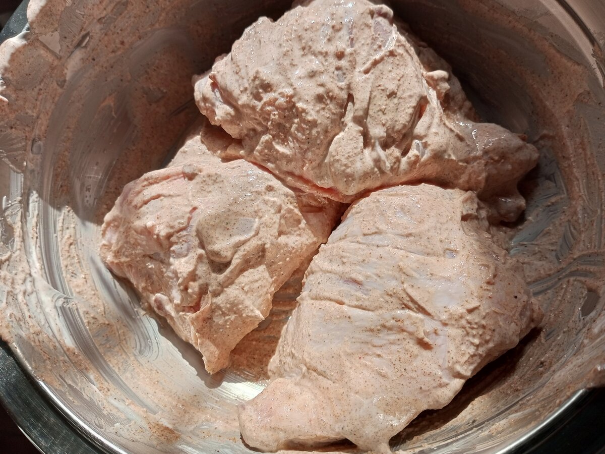 Сделайте на коже бедер глубокие надрезы, чтобы маринад лучше впитался. Выложите в миску бедра и хорошенько перемешайте с маринадом.