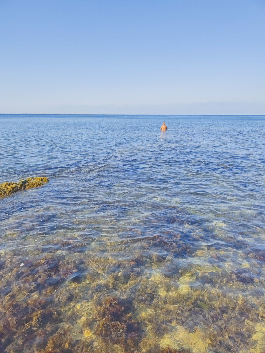 Море было очень спокойное и вода очень чистая. Плавать одно удовольствие.
