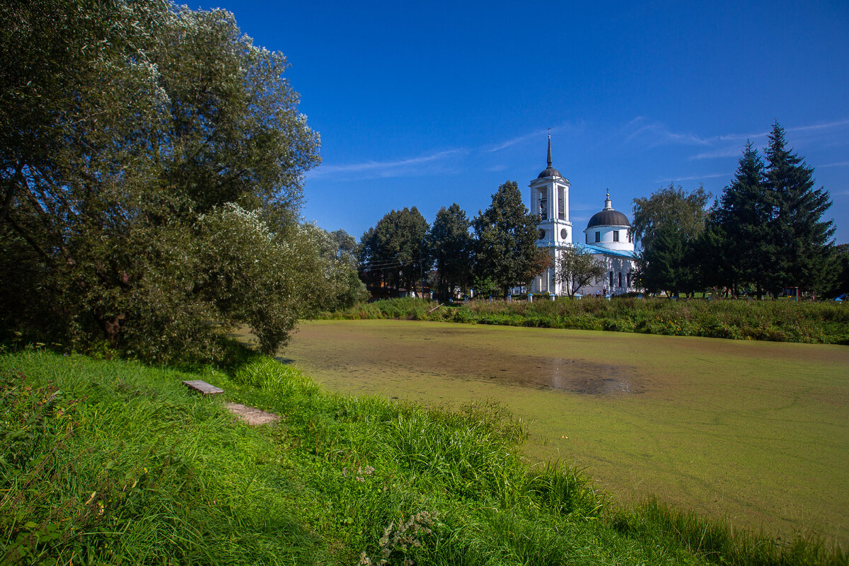 Покровская церковь в селе Буняково, пруд и лавочка на берегу. Городской округ Домодедово, Московская область. Фото автора статьи 