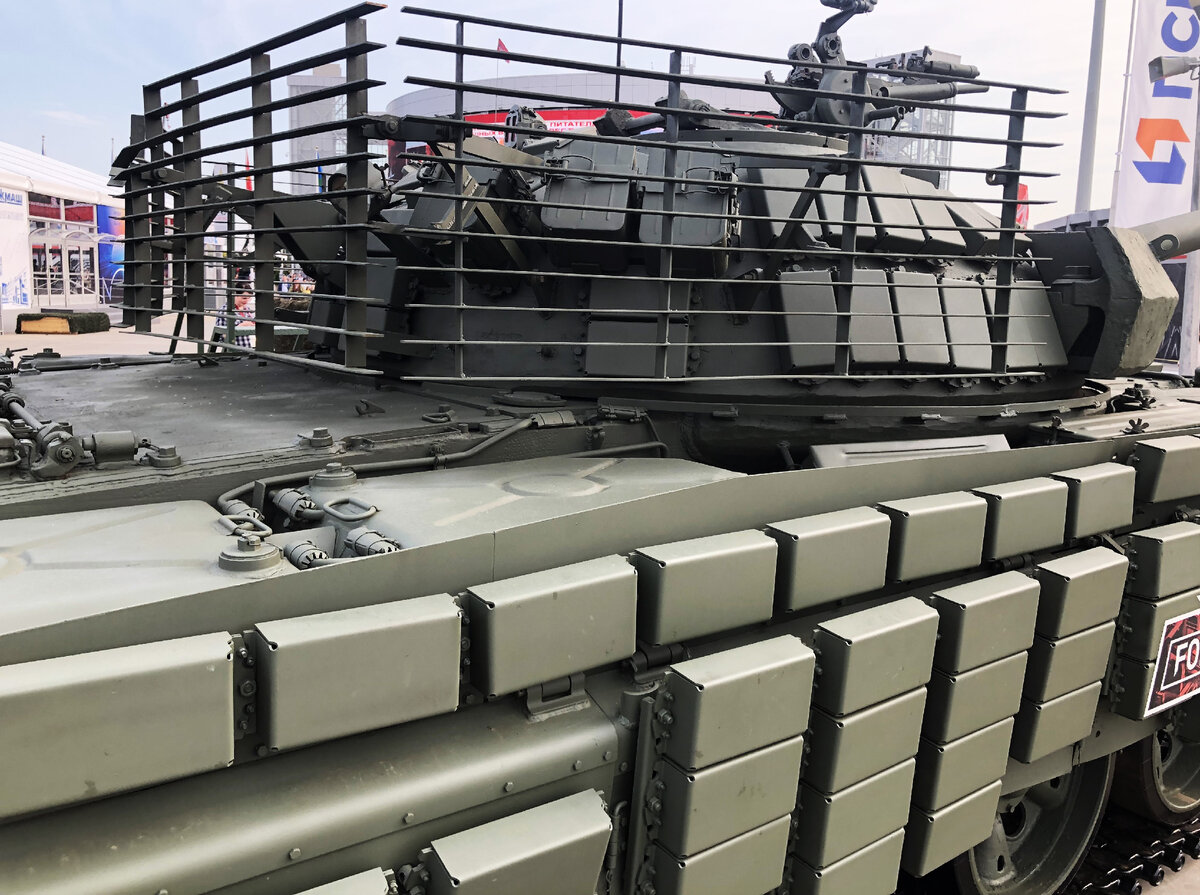 Зато контейнерами обвешаны борта и корма башни, правда установлены они кто горизонтально, кто вертикально, и неравномерно, что снижает эффективность защиты.