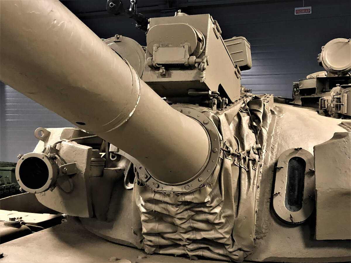 Над маской пушки виден бронекожух приемопередатчика лазерного дальномера. Правее маски-входное окно телескопического прицела наводчика.