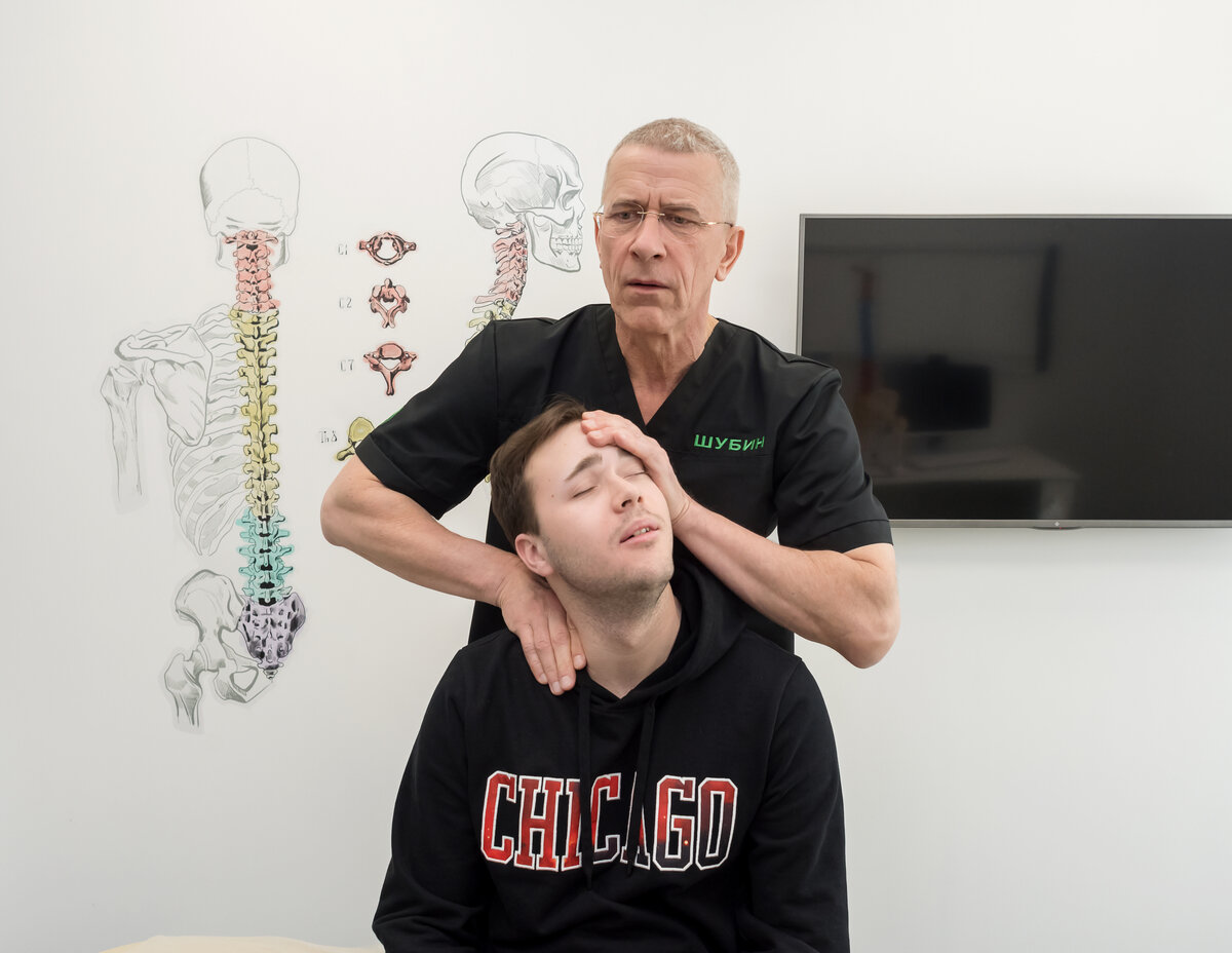 Главный врач КИЛБ, Шубин Дмитрий Николаевич, проводит процедуру мануальной терапии