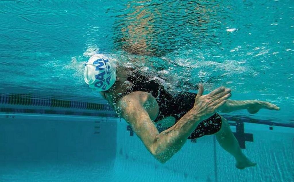 Брасс на спине является спортивным плаванием. Кроль на спине плавание. Плавание на спине, Кроль на спине. Стиль плавания Кроль на спине. Плавание брассом на спине.