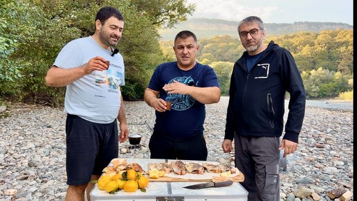 Лучший отдых мужской компанией! Жарим дикую рыбу, варим уху в казане на костре и запекаем сочную курочку на вертеле.