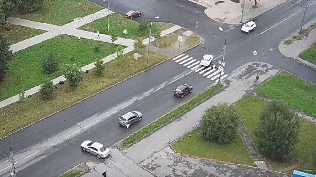     Горожанка переходила проезжую часть по «зебре»: момент ДТП попал на видео.