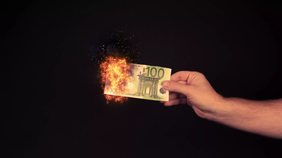 CC BY 2.0 / Marco Verch Professional Photographer / Hand holding 100 Euro banknote on fire on black bakground