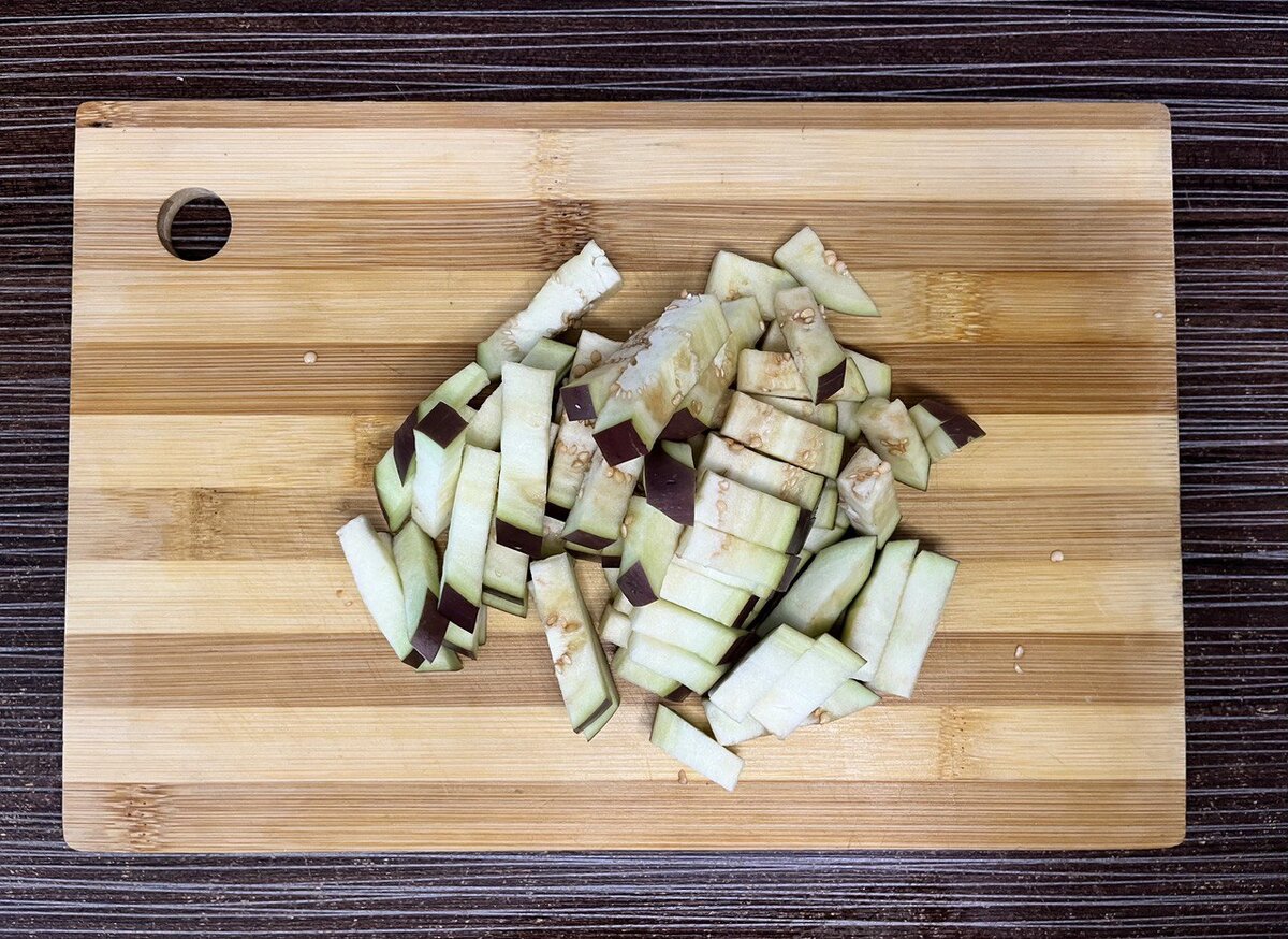 Нарезаем баклажан