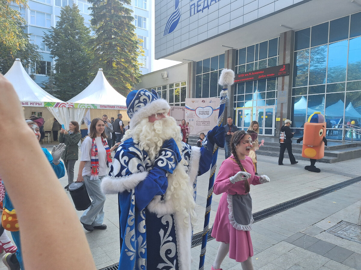 а Дед Мороз тоже из сказок. Ну и листайте