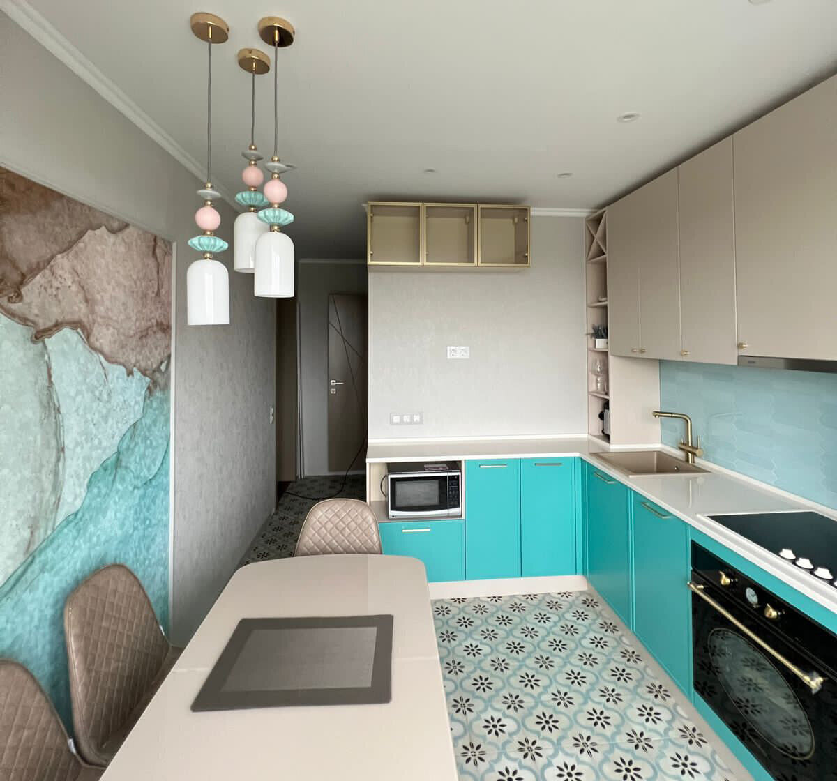     Тиффани - непростой цвет, который при правильном использовании может сотворить чудо в небольших пространствах