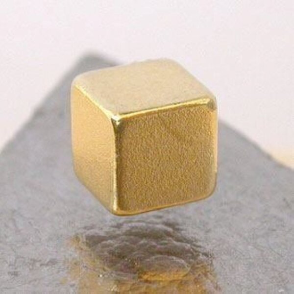 Плотный золото. Кубик золота. Кубик золота 1 кг. Куб золотистый. Подвеска кубик золото.