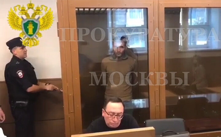 НАПАВШИЙ НА ЖЕНЩИНУ МУЖЧИНА ЗАКЛЮЧЁН ПОД СТРАЖУ. ФОТО: СКРИНШОТ ВИДЕЛ ТЕЛЕГРАМ-КАНАЛА "ПРОКУРАТОУРА МОСКВЫ"