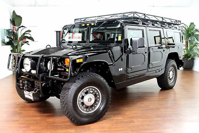 
По сути и ощущениям этот джип похож на обычный грузовик. Оно и понятно, ведь его «душа» жаждет войны и сражений. Внедорожник не может похвастаться удобством и комфортом, но разве место такому «монстру» на гражданских дорогах? Да и военные особую страсть к мягким креслам не испытывают.