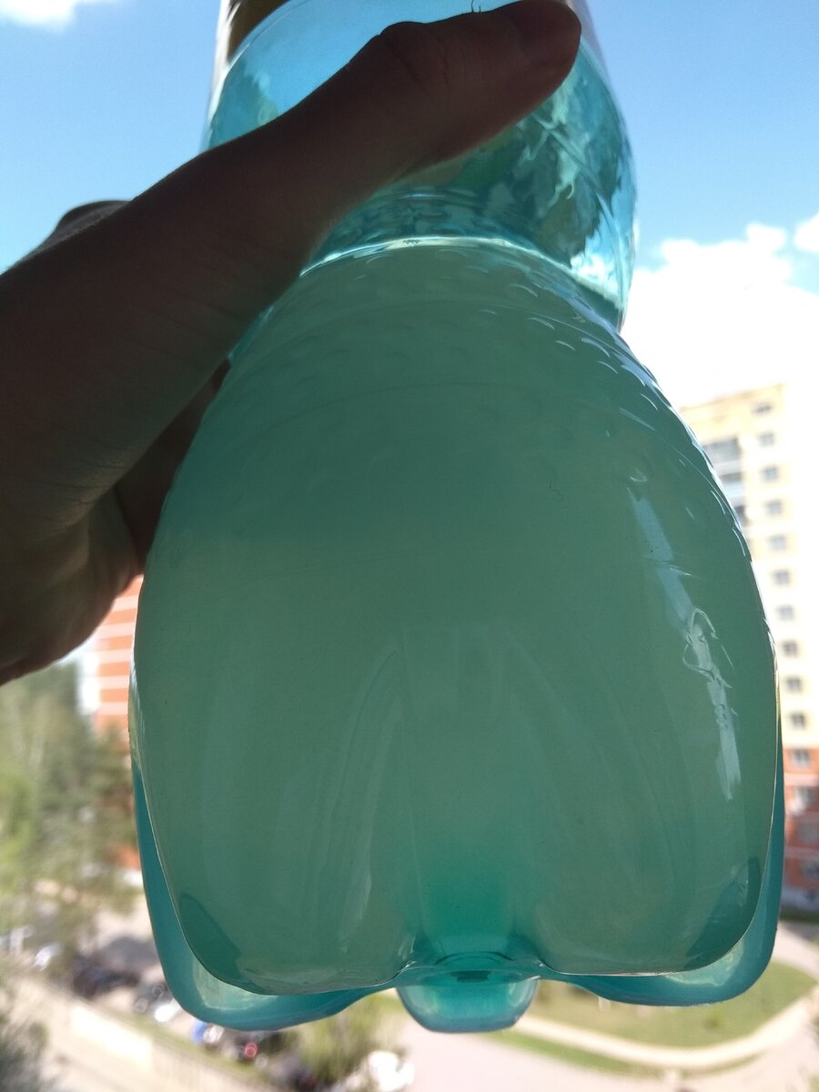 Еле заметные плавающие кусочки непонятного происхождения.