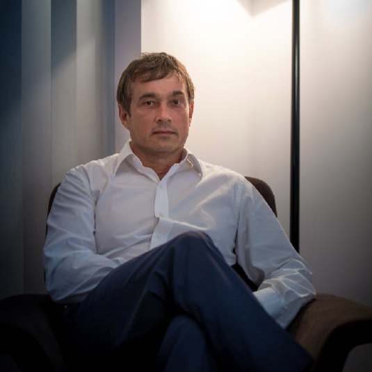 Это Василий Хмельницкий он работал сварщиком в компании "ЗапорожСталь"   и продал акции завода на сумму 400$ млн .