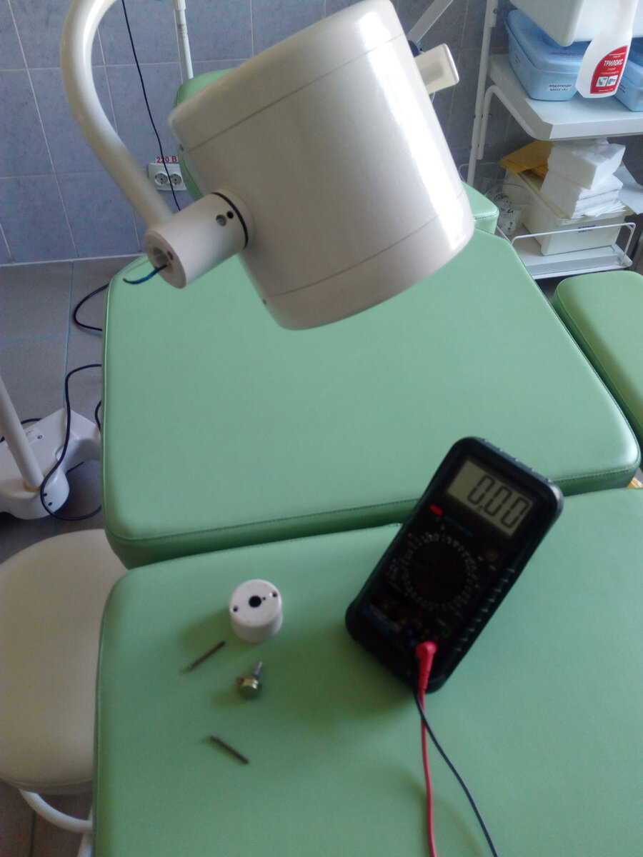 Светильнику бедолаге свернули регулятор. А вот и мой боевой товарищ тестер