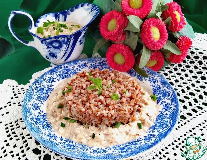 Вкусная и быстрая подлива для любых гарниров при условии, что в наличии есть готовое мясо. Подать можно двумя способами: в качестве соуса для печеных или тушеных овощей; как подливку к картофельному пюре, гречи, рису или макаронам.