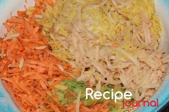 Все  овощи помыть, какие требуется - почистить. Картофель, морковь,кабачки  натереть на крупной терке. Слить отделившуюся жидкость.