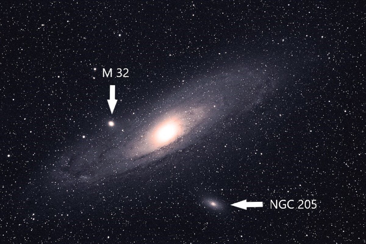 Гигантская звездная система. Эллиптические Галактики эллиптическая Галактика м32. Спутники Галактики Андромеды. Галактика м31 туманность Андромеды. Эллиптическая Галактика NGC 205 — Спутник туманности Андромеды.