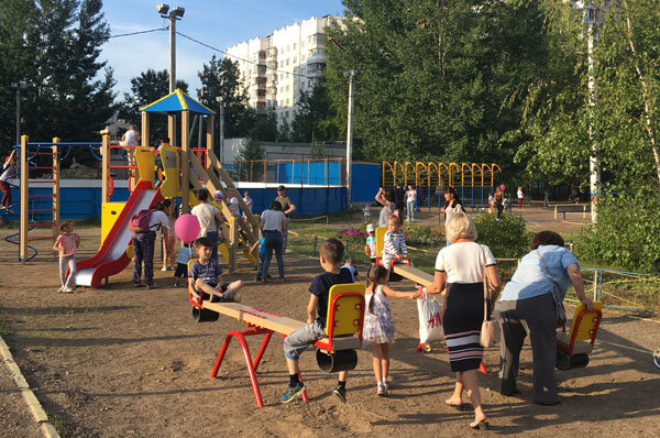   Теперь на пришкольном дворе казанской гимназии №155 есть своя  детская игровая площадка.