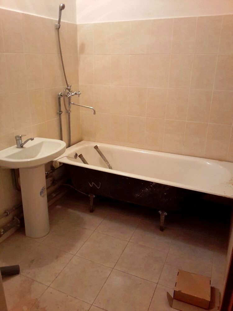 Всё это пришлось переделывать. При более подробном осмотре оказалось, что всё сделано из дешевейших материалов и явно не очень прямыми руками. Плитка отходила, а сантехника вообще отказывалась работать!