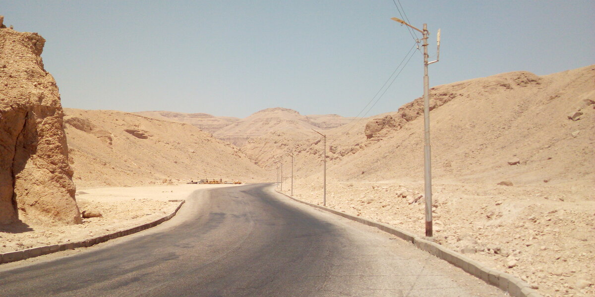 Дорога ведущая в Долину Царей. Фото автора