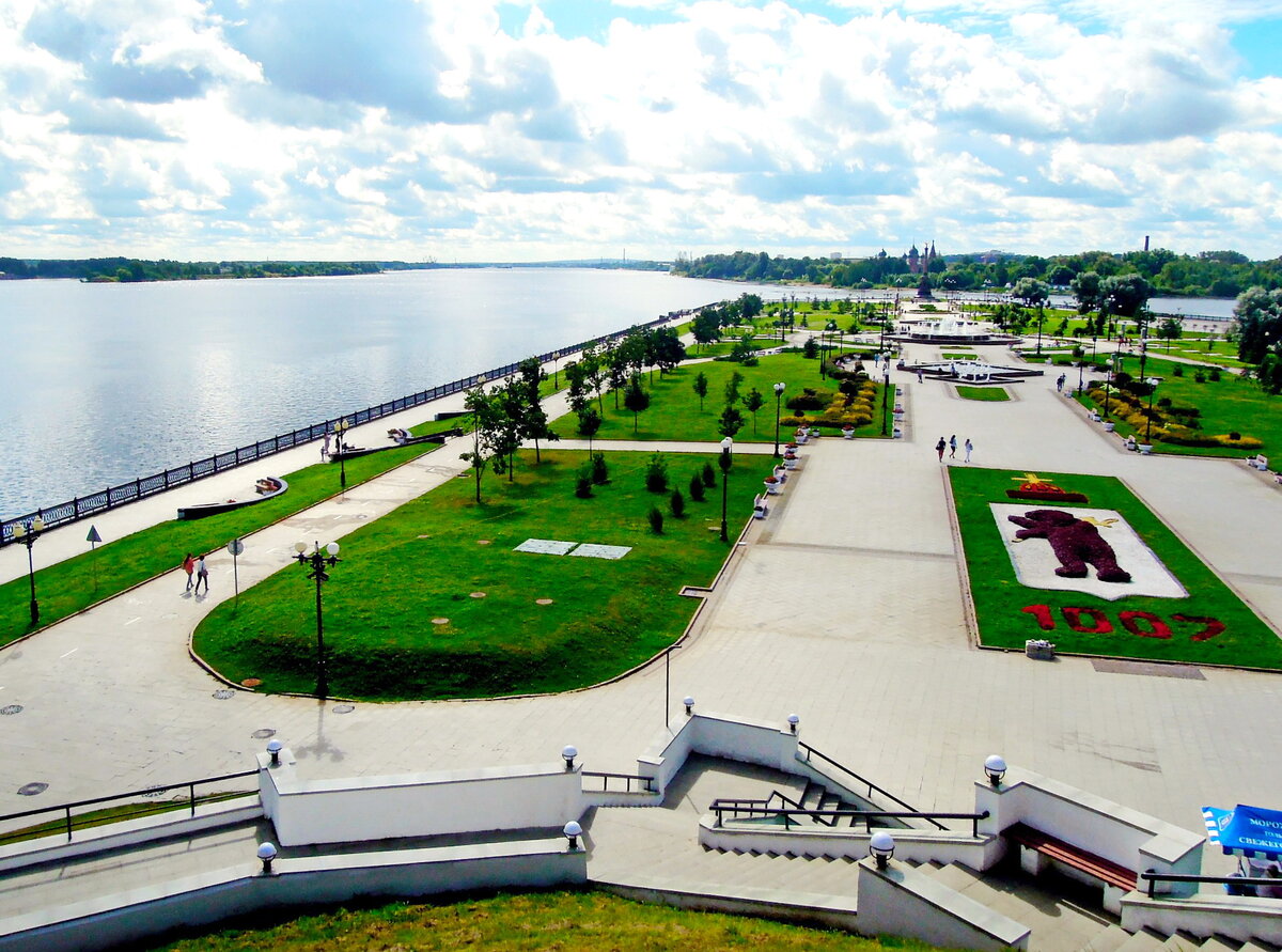 Стрелка. Слева р. Волга, вдали видно, как в неё впадает р. Которосль