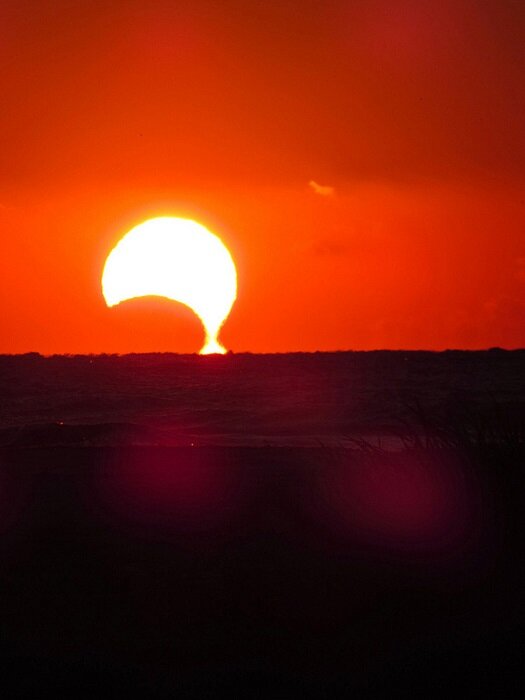 Источник: https://www.freegreatpicture.com/files/photo96/47862-hybrid-solar-eclipse-images-from-around-the-world-november-3-2013.jpg