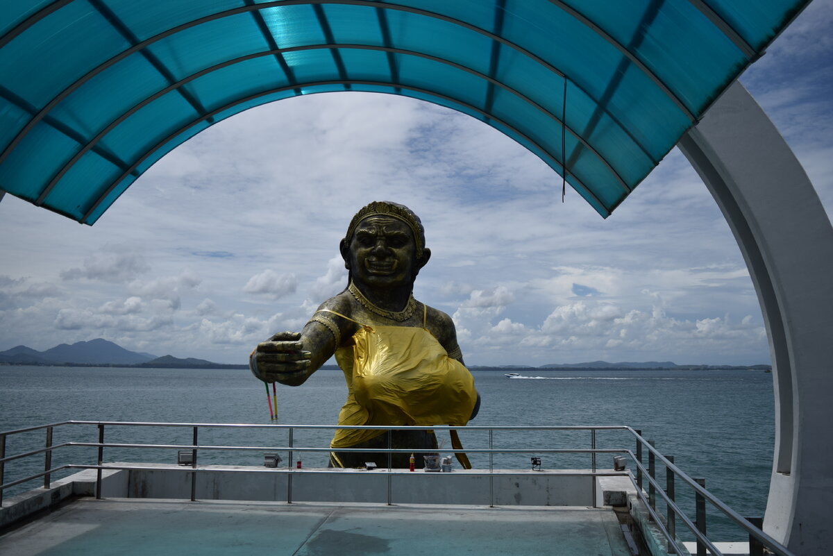 На тот момент слава богу была в "одежде" поэтому ее теперь можно публиковать без ограничений :)