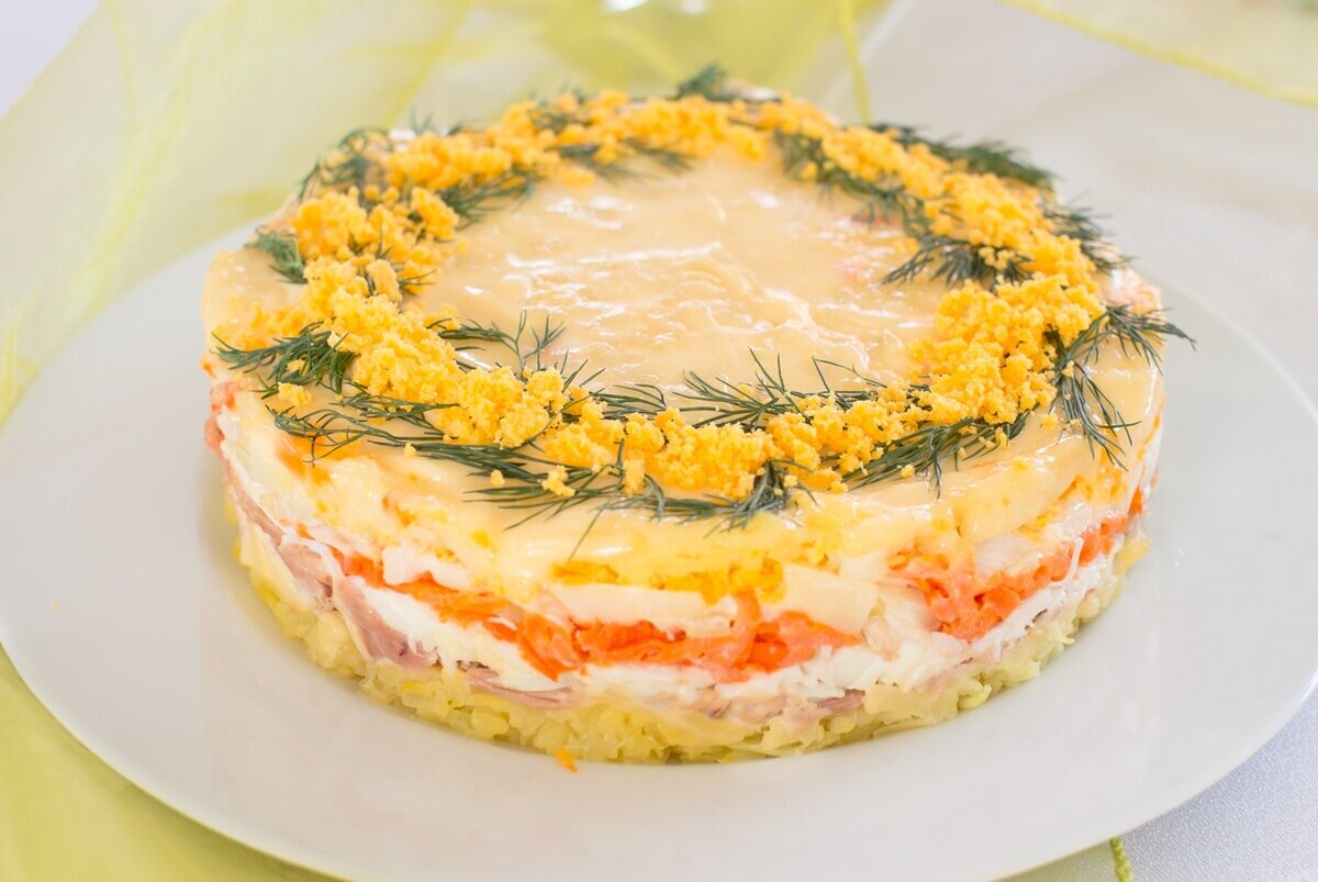 Салат «Мимоза» с сыром и сливочным маслом