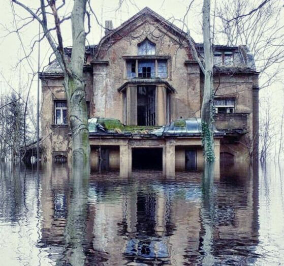 Дом в Германии, под которым было обнаружено такое же озеро