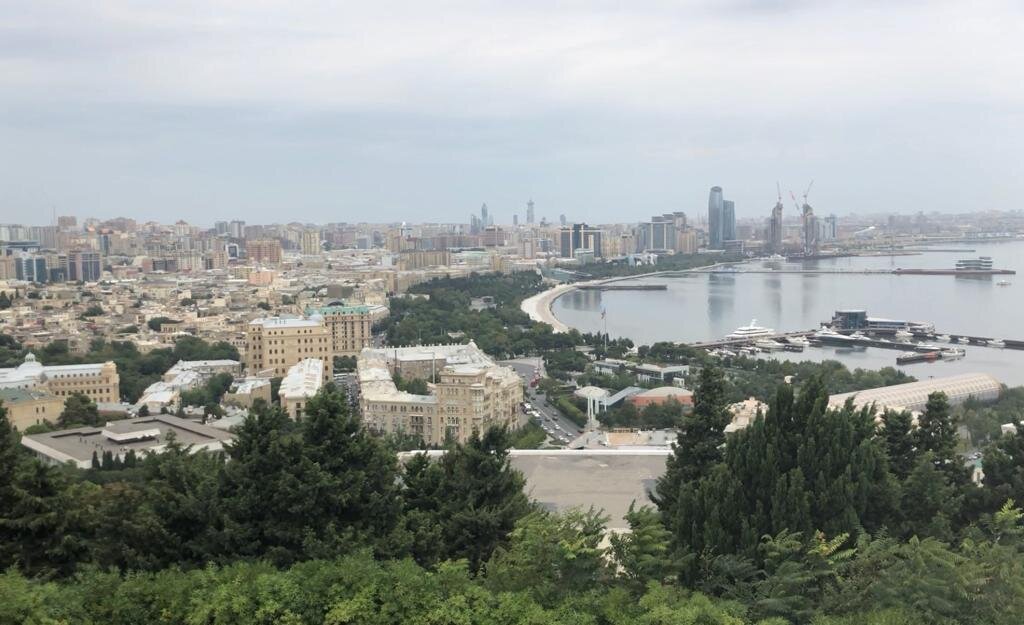 Вид на Баку с Аллеи Шахидов