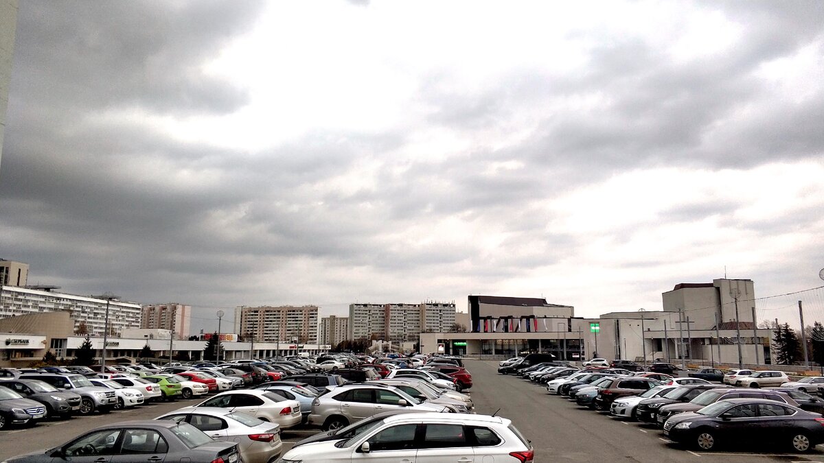 Центральная площадь сегодня полностью превращена в парковку. И это позор для города и его властей.