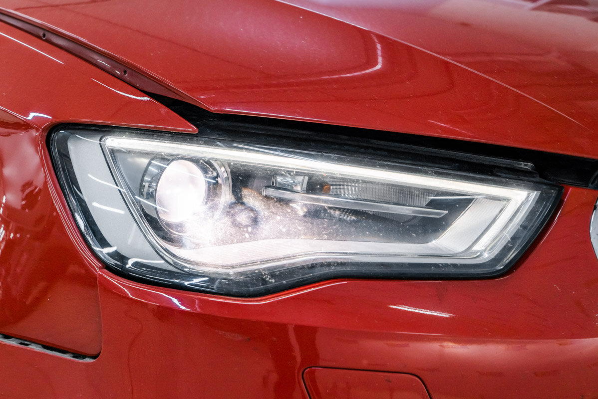 Свет фар со старыми лампами.