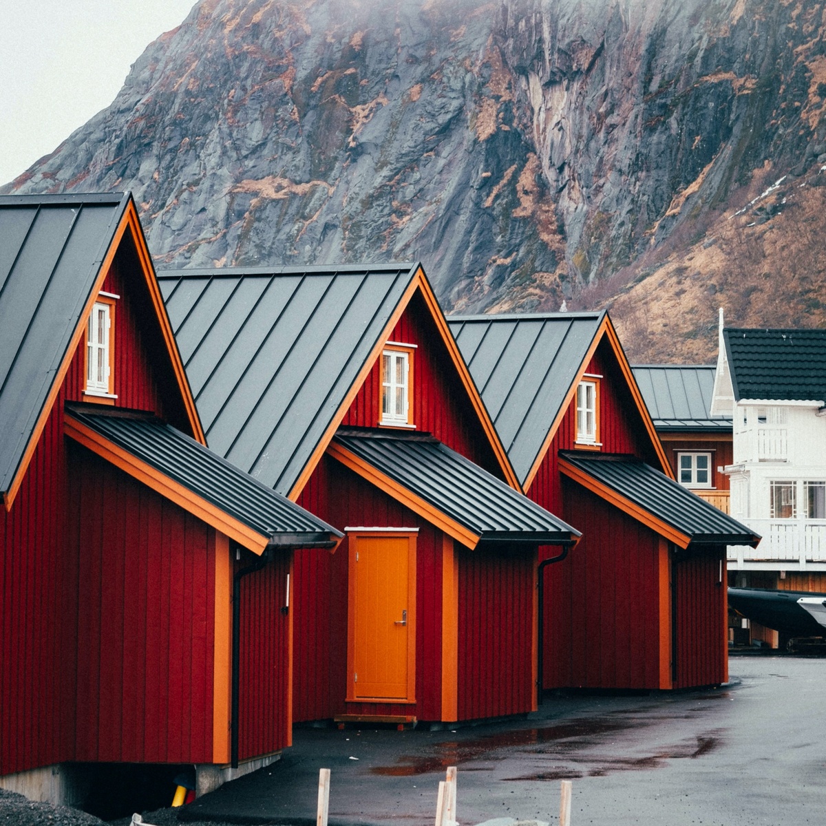 Большинство домов, кстати, имеют именно такой цвет фасада. Интересно, почему?