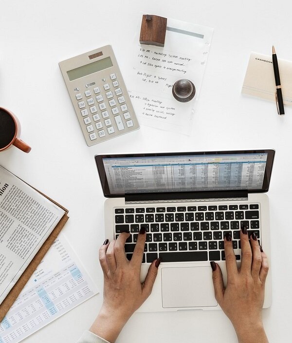 https://pixabay.com/photos/accountant-accounting-aerial-alone-3922732/