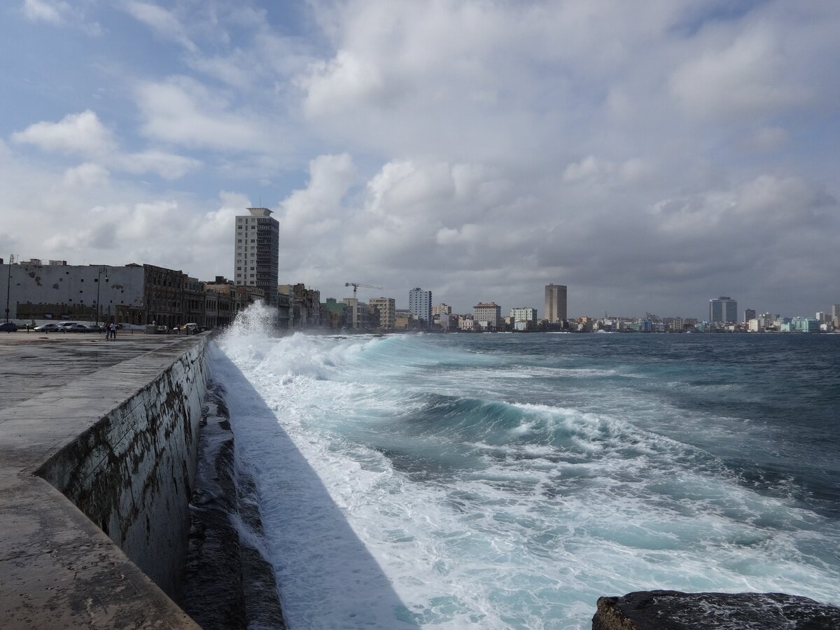 На фото столица Кубы - Гавана. Авиабилеты до Гаваны обошлись нам тогда при самостоятельном бронировании в 2 раза дешевле, чем через турагенство. 