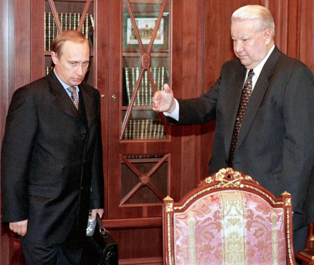 Ельцин уступает Путину "трон". Фото из свободных источников.