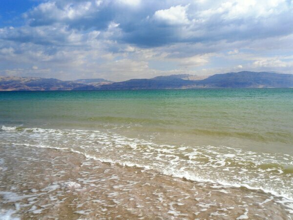 Стоит посетить Мертвое море, пока оно не исчезло совсем.