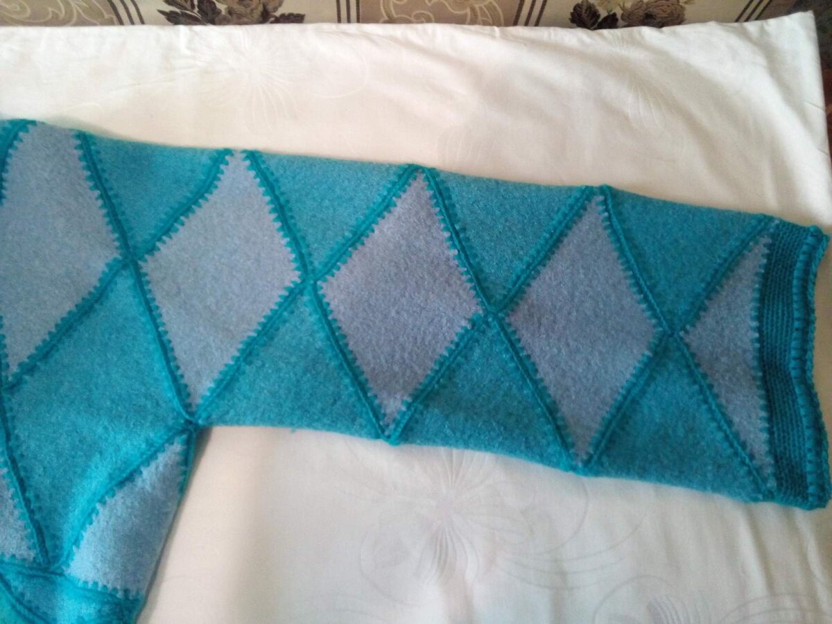 На этом фото показаны крупные мотивы, обвязанные крючком и соединены вместе.