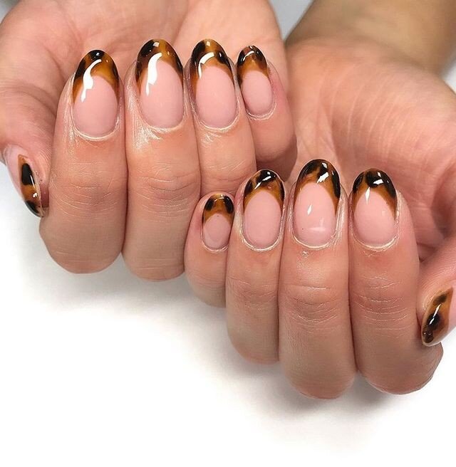 Янтарная драгоценность - так называют французский маникюр , выполненный леопардом.