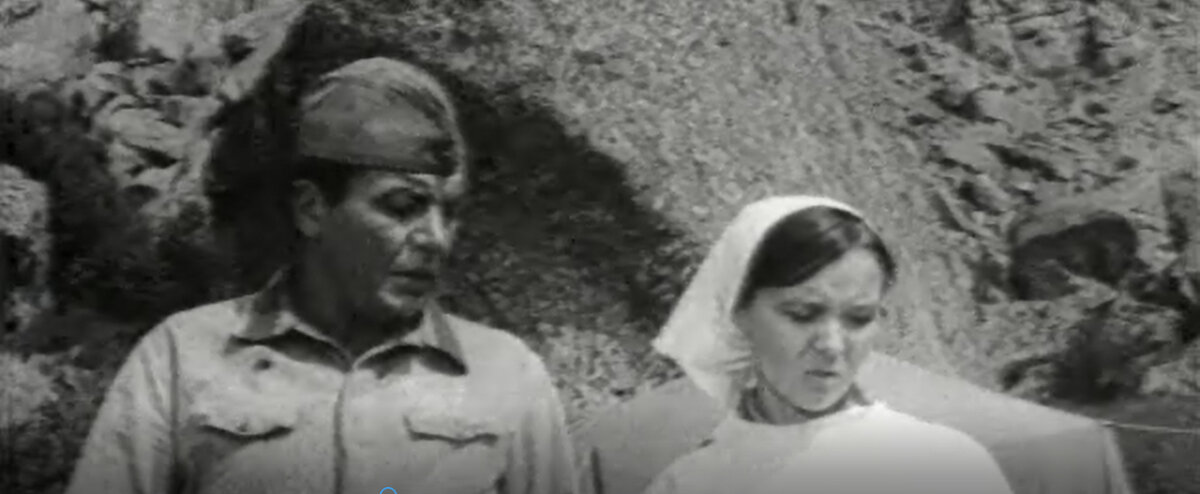 Кадр из фильма. Справа Людмила Гурченко