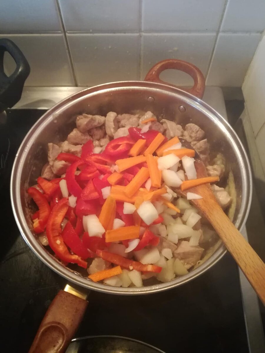 Добавляем лук кубиками, морковь и перец, нарезанные брусочками