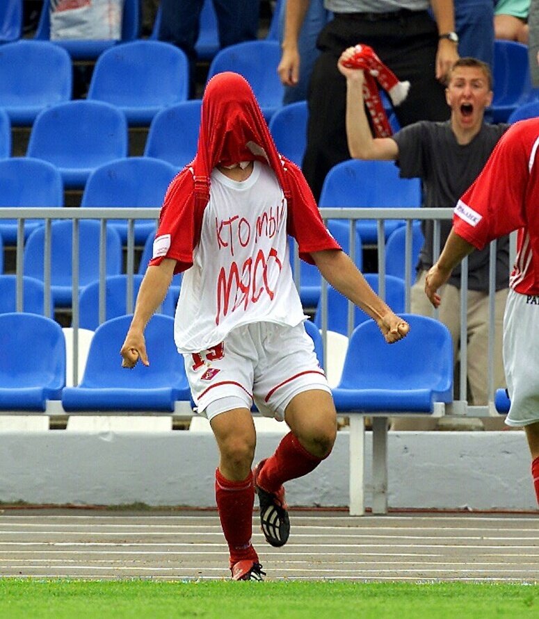 Дмитрий в футболке, надпись на которой не особо нравилась болельщикам Спартака. Фото sport-express.ru