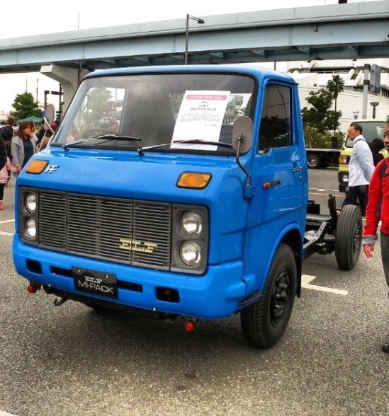 Isuzu Elf Mi-Pack. Привод - передний. Годы выпуска - 1972-1974. Дизельный двигатель. Рабочий объем - 2400 куб.см.