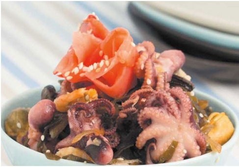 Салат с морепродуктами и морской капустой в пан азиатском стиле