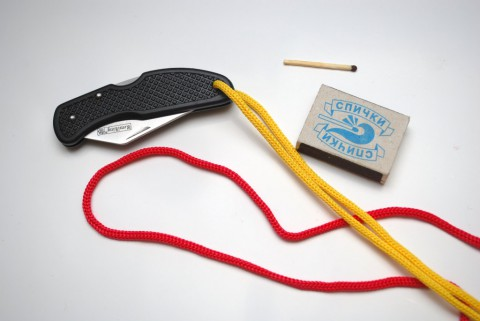 продеваем паракорд в отверстие